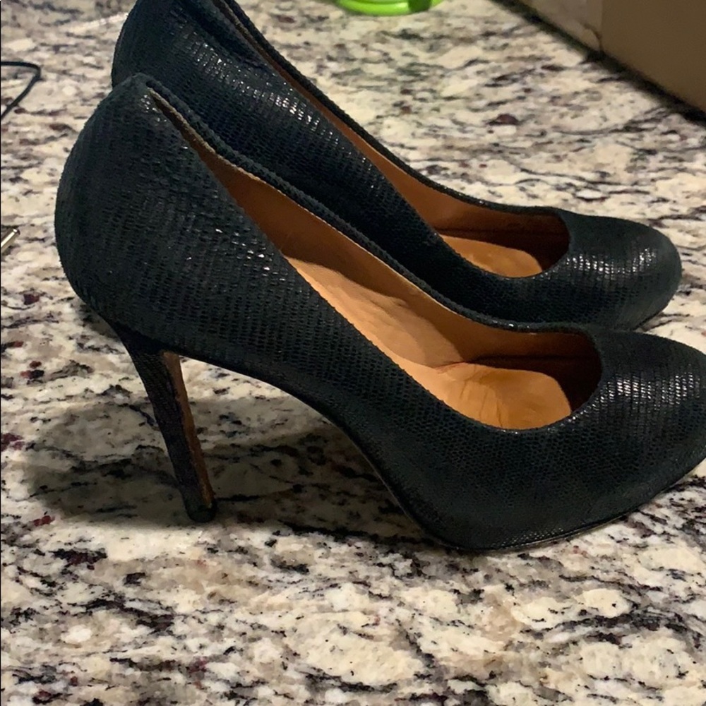 Gorgeous black suede snakeskin print heels!